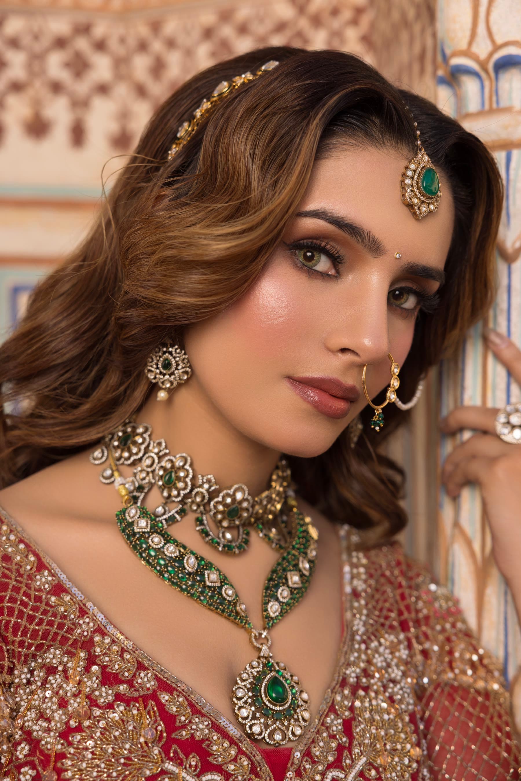 Close bridal portrait: emerald and kundan, maang tikka set